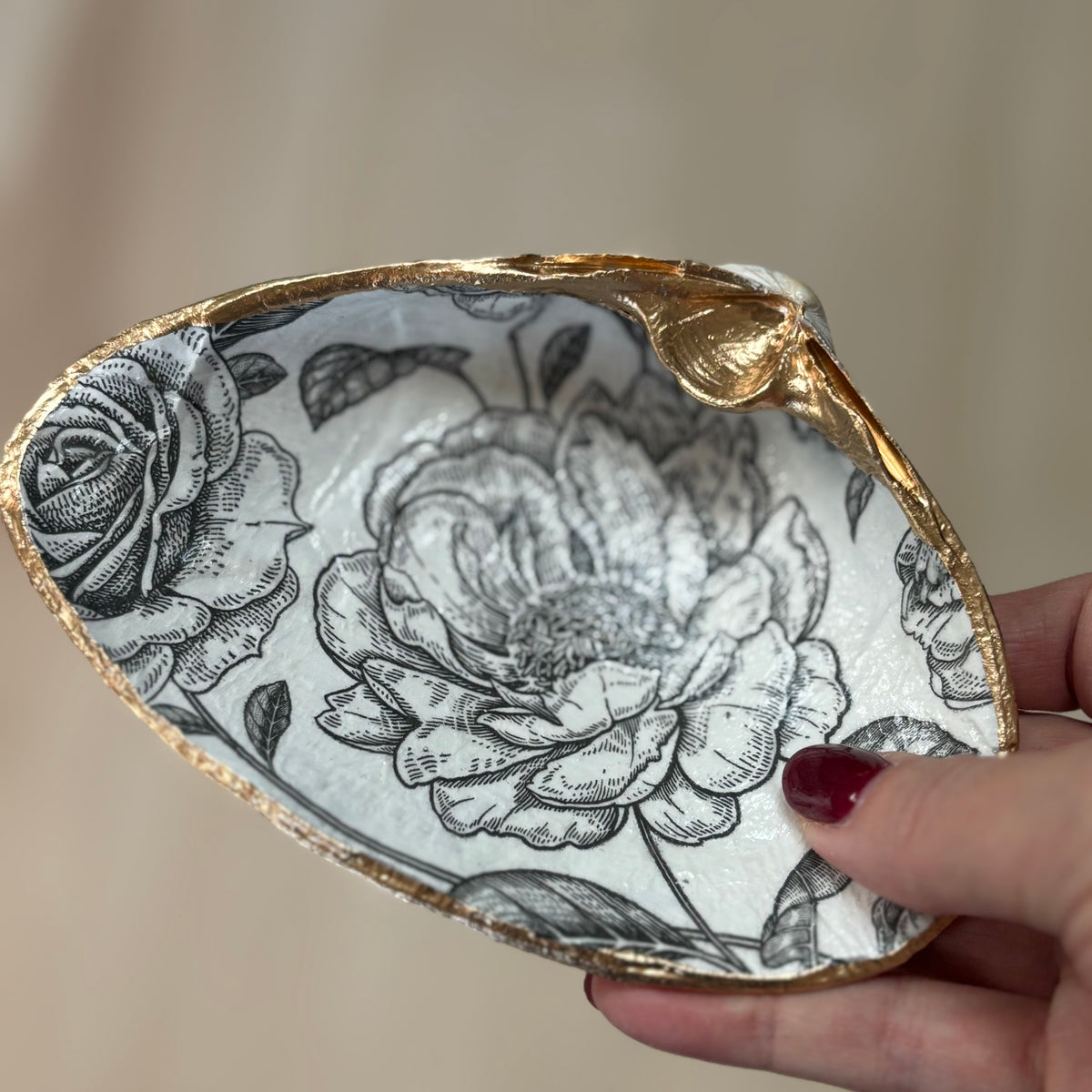 Black and White Roses Shell Jewelry Dish